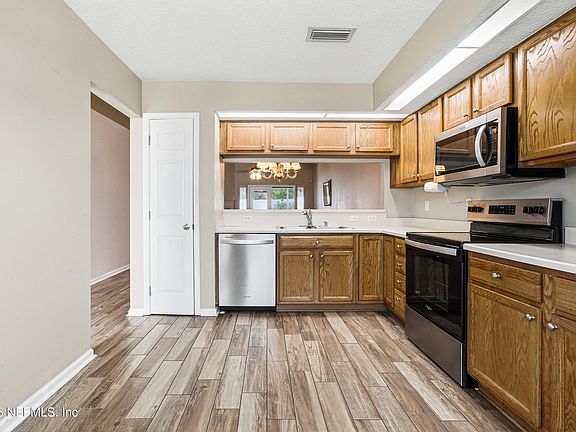 5th image of 12016 MEADOWVIEW Drive S