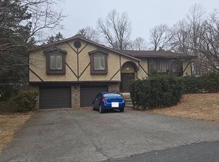 725 Gottwald Dr, Bethlehem, PA 18015