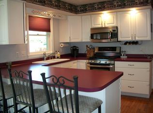 5712 Oak Ln, Lockport, NY