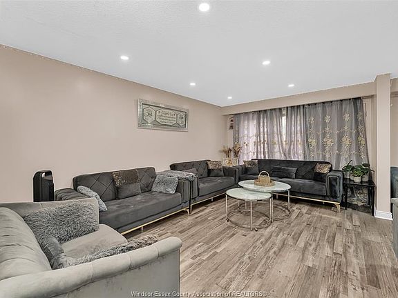 3rd image of 3081 Fairlane Cres