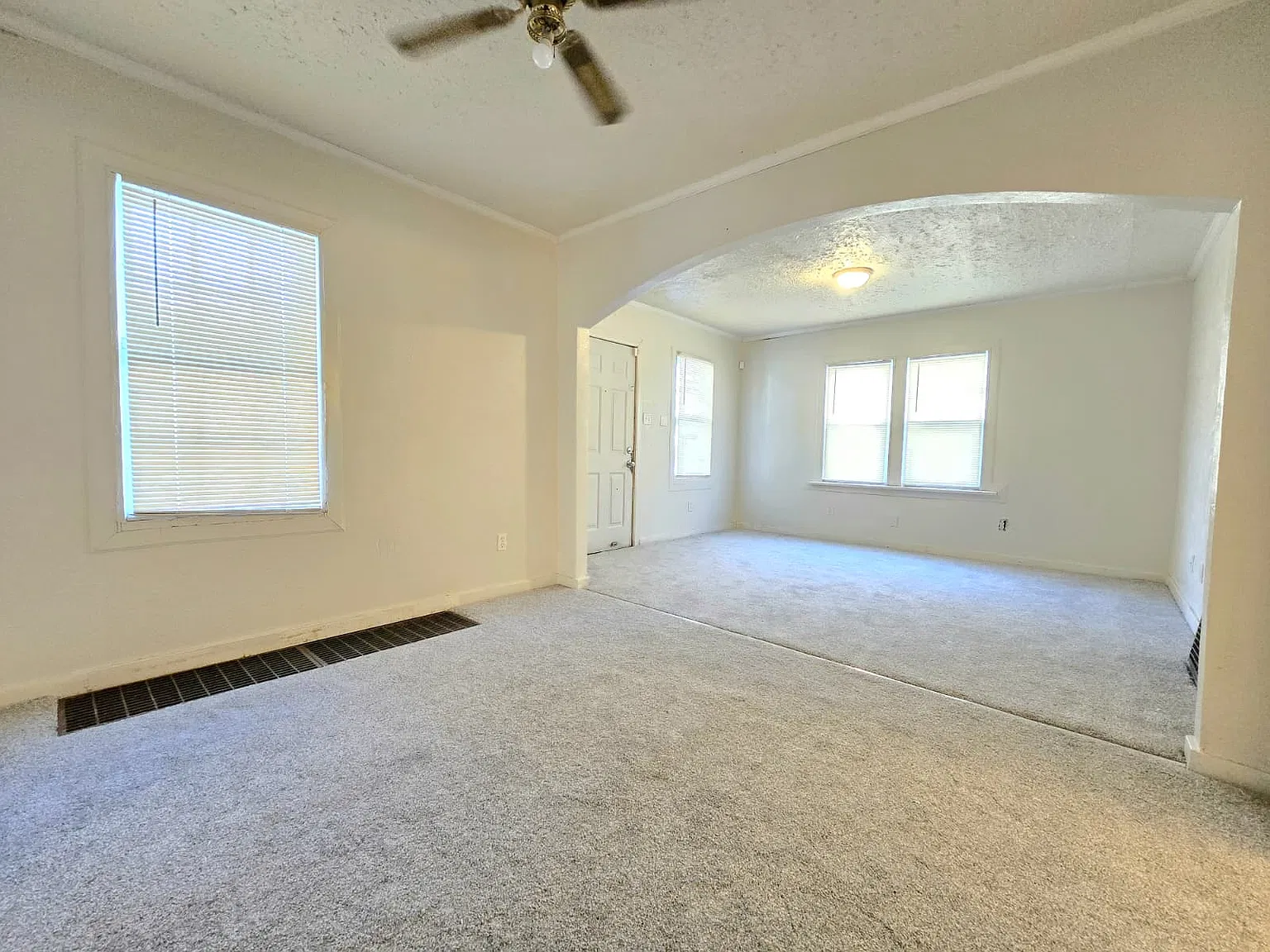 3 bed, 860 sqft, $1,325 — Photo 2