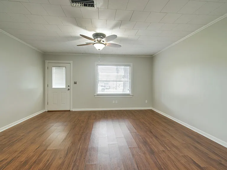 216 E Milton Ave — Photo 3