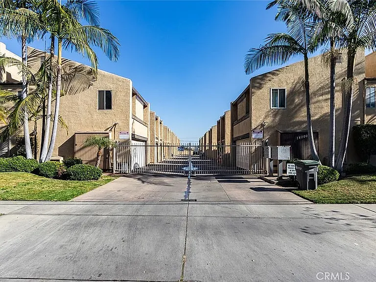 14700 S Berendo Ave #8 — Photo 1