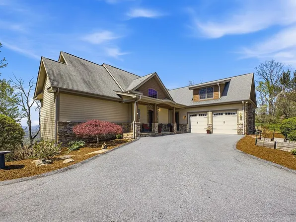 851 Sunlight Ridge Dr, Hendersonville, NC 28792