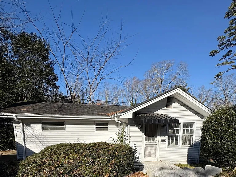 3 bedroom 3 bath in Spartanburg with Lots of Space Workshop in the garage!! — Photo 2