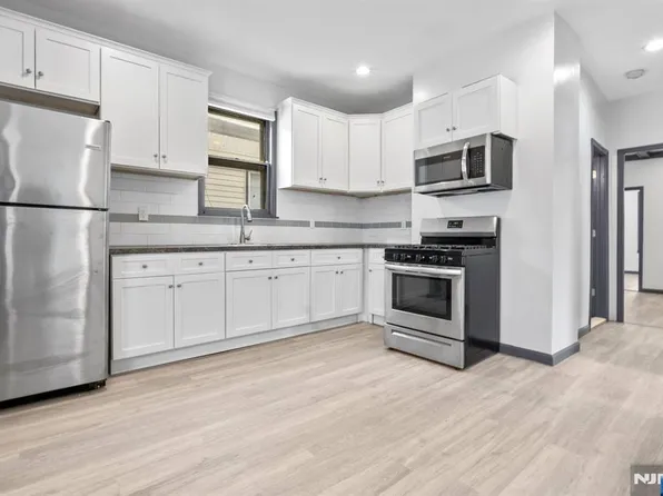 211 N 13th St, Newark, NJ 07107