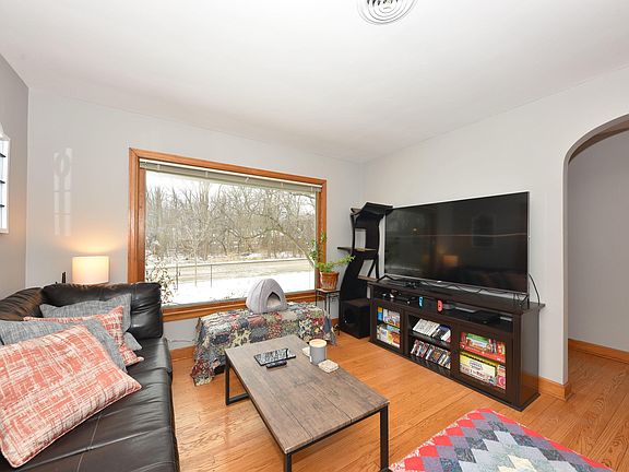 3rd image of 4754 W Kinnickinnic River Pkwy