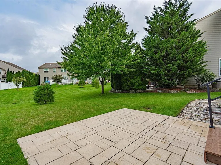 253 Milkweed Dr — Photo 32