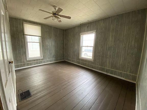 4th image of 735 Center St