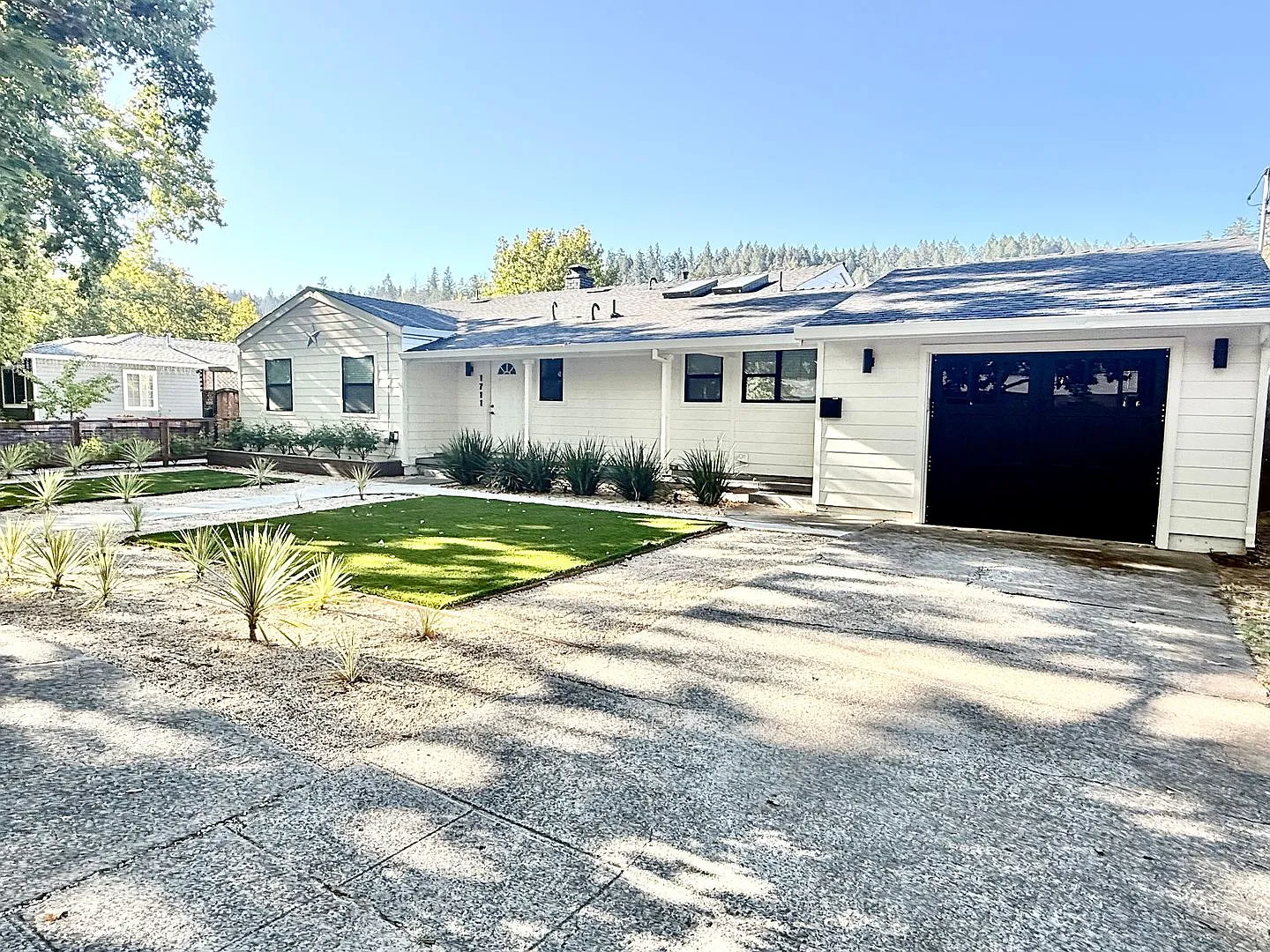 Beautiful Remodeled Calistoga Home On Desirable Tree Lined Street — Photo 4