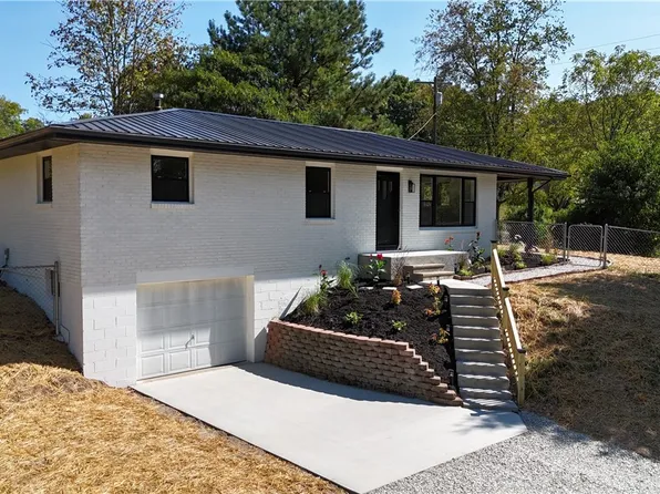 14 Lake Rd, Belpre, OH 45714