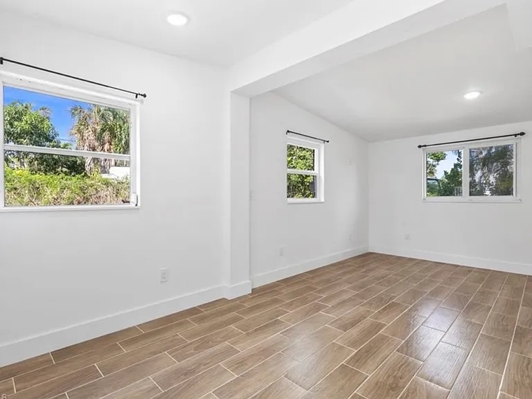 Barbizon Ln — Photo 17