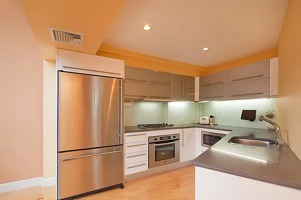 Sold by aptsandlofts.com | media 21