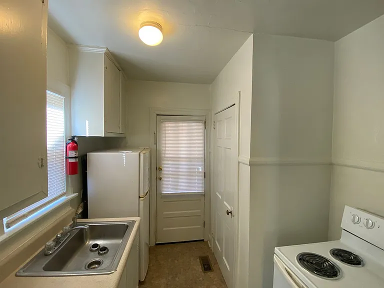 Adorable 1 Bedroom Duplex in Old West Durham - Walk to 9th St! — Photo 9
