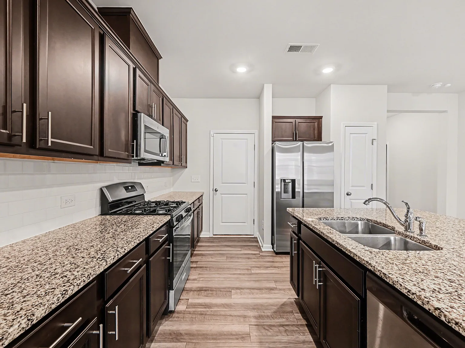 3 bed, 2.5 bath, 1785 sqft, $2,050 — Photo 2