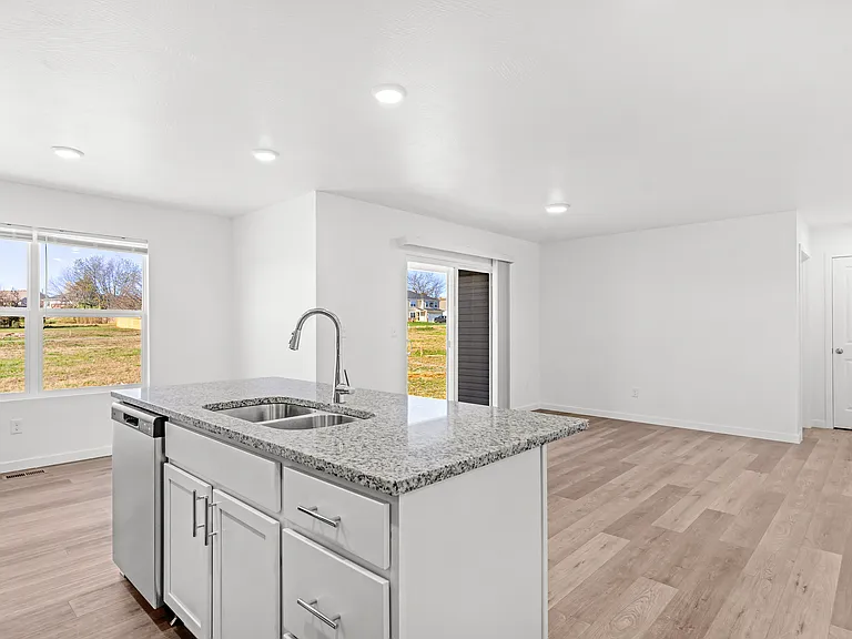 810 Lambert Cir — Photo 9