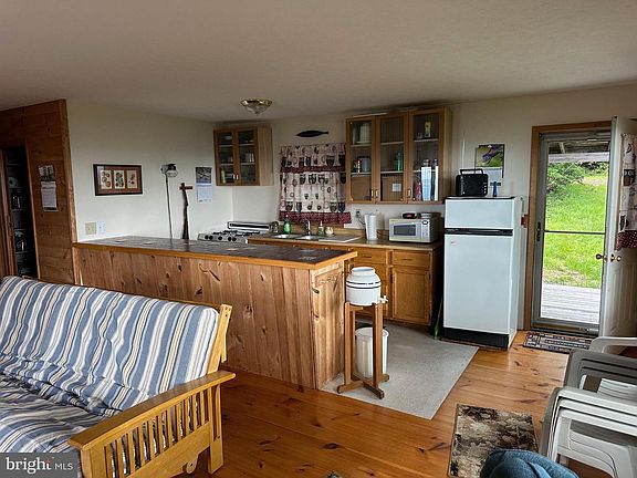 3rd image of 46 Pond Rd