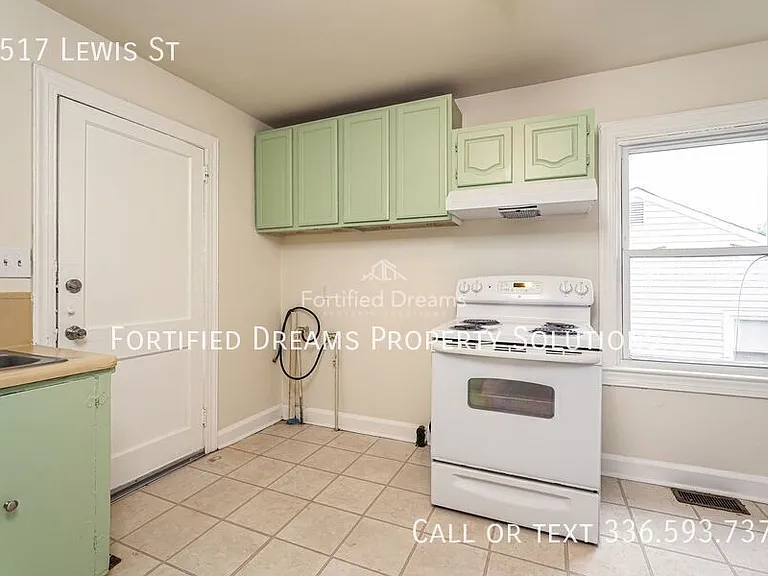 2517 Lewis St — Photo 8