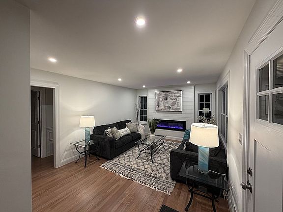 4th image of 661 College Rd