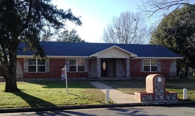 1st image of 204 W Oaks Cir