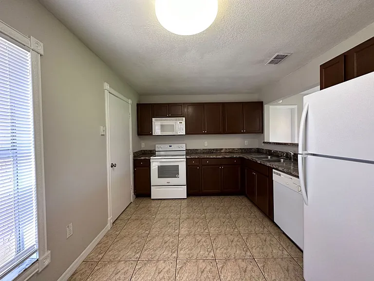 707 Wedge Ln — Photo 6