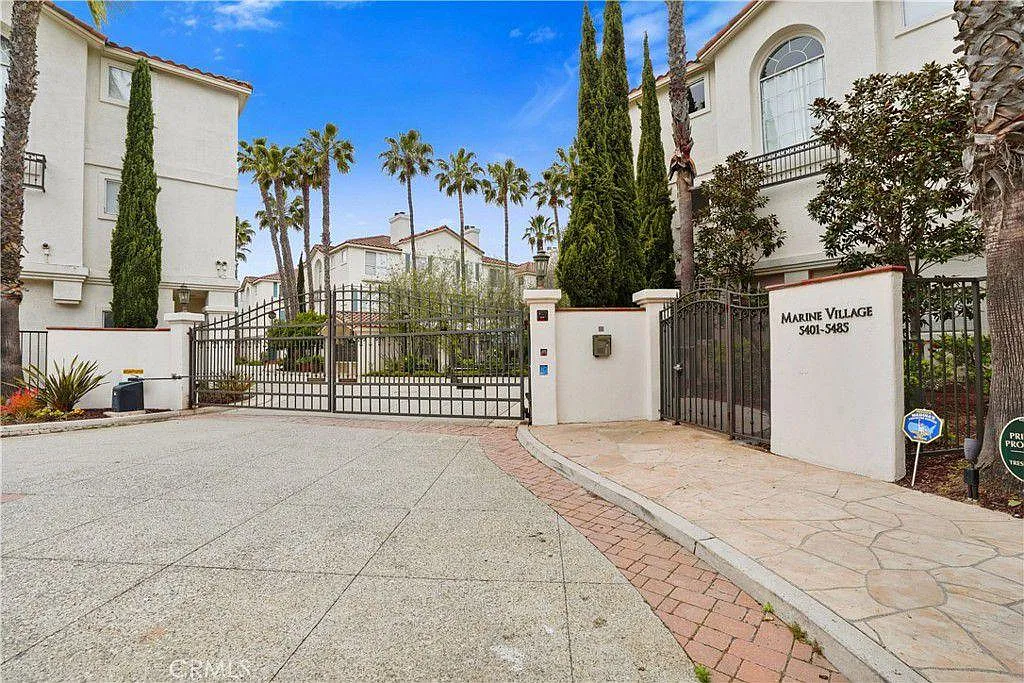 4 bed, 3.5 bath, 2076 sqft, $5,500 — Photo 1