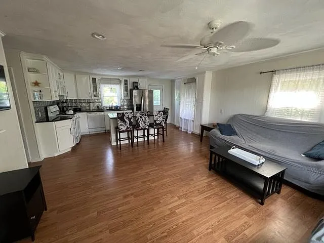 11 Hollywood Ave — Photo 5