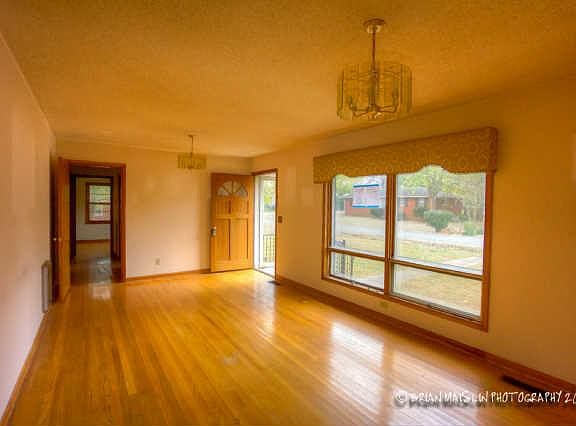 4th image of 115 Whiteside St