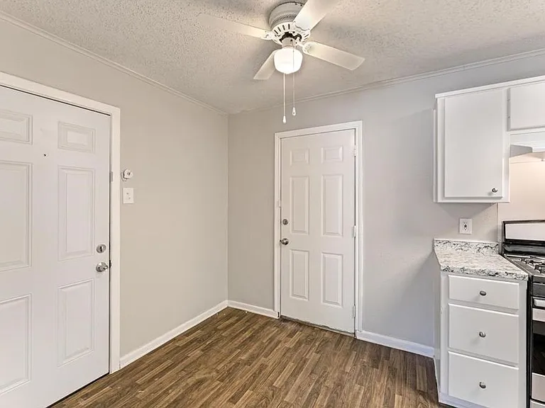 4713 Laverda Dr — Photo 21