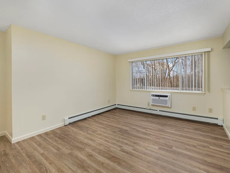 East Bay Apartments — Photo 29