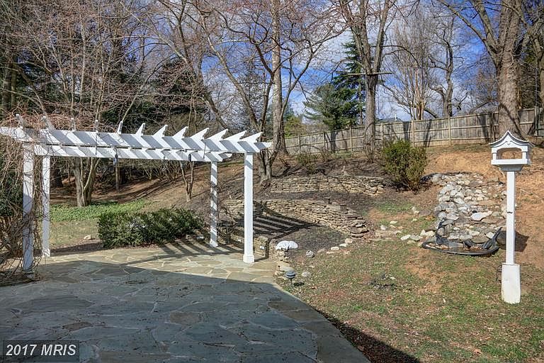 2nd image of 10009 Crestleigh Ln