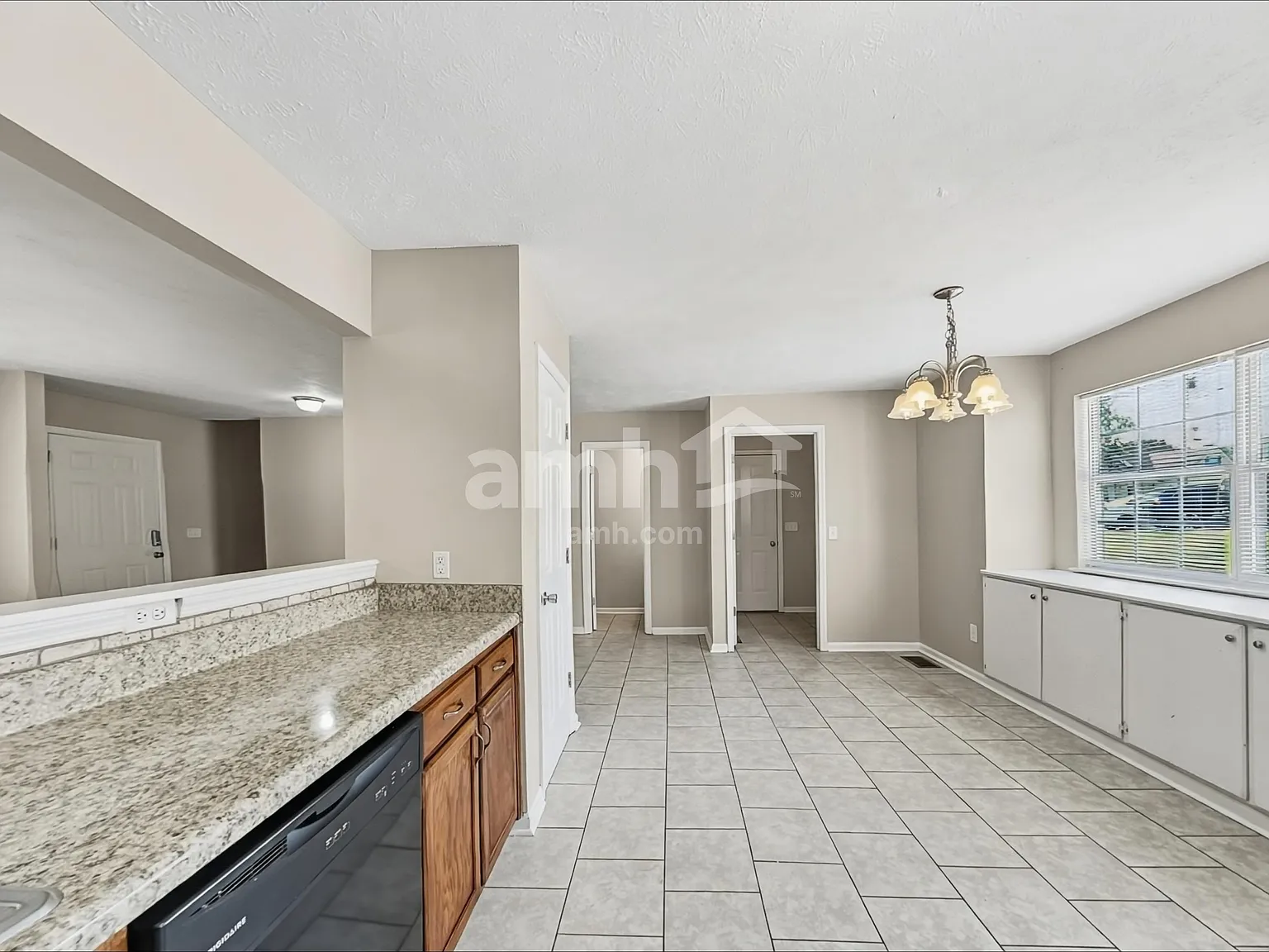 4 bed, 2.5 bath, 1892 sqft, $2,240 — Photo 3