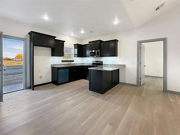4th image of 2010 Willow Pl