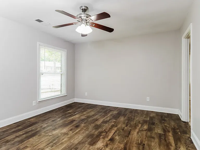 323 Huntsmoor Dr — Photo 5