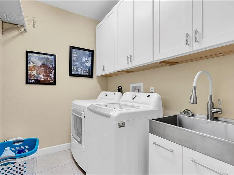 300 Capri Blvd #6 — Photo 32