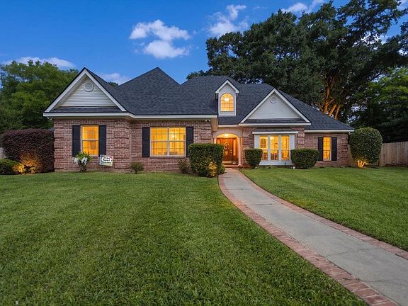 3rd image of 913 University Dr