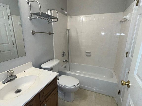 5th image of 8019 Charter Oak Ln