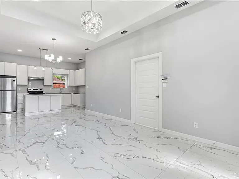 907 S Diplomat Dr — Photo 4