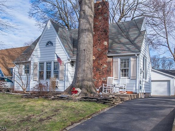 2nd image of 17 Gates Ave