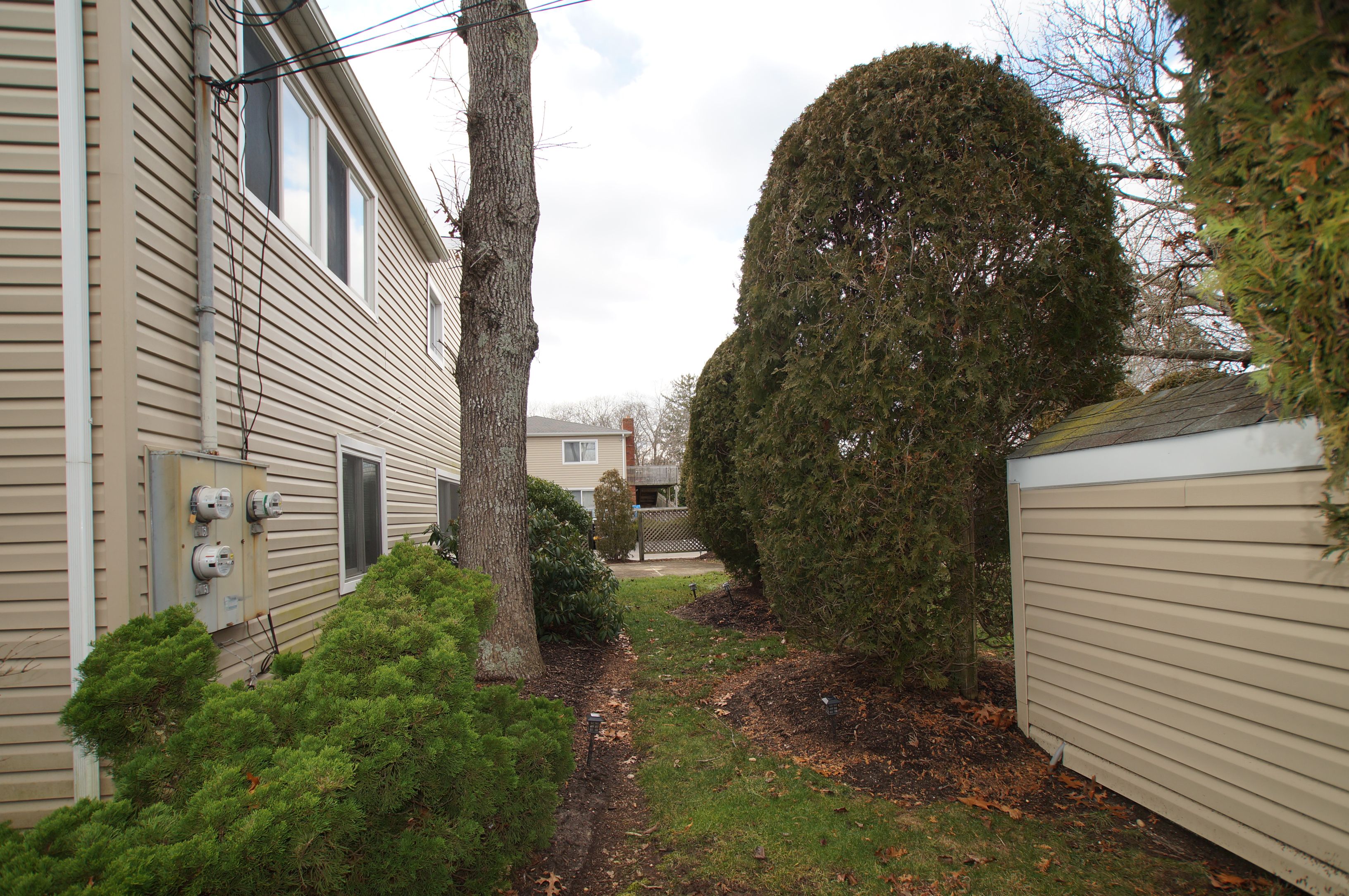 95 Springville Rd Apt 5, Hampton Bays, NY 11946 Out East