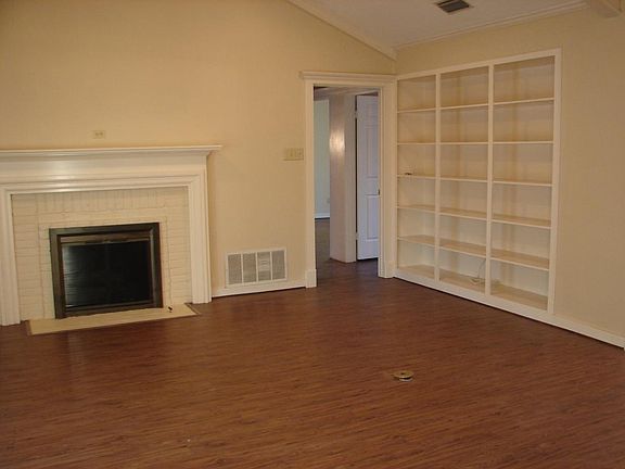 3rd image of 1118 Larkspur Ln