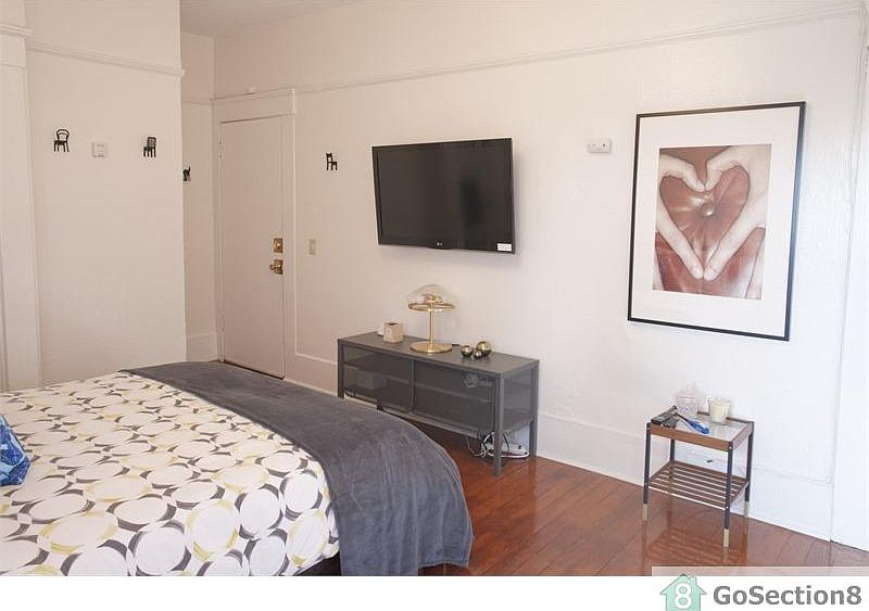 2nd image of 970 23rd St #8