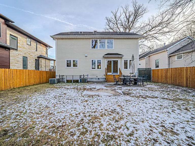 47 Columbus Dr — Photo 26