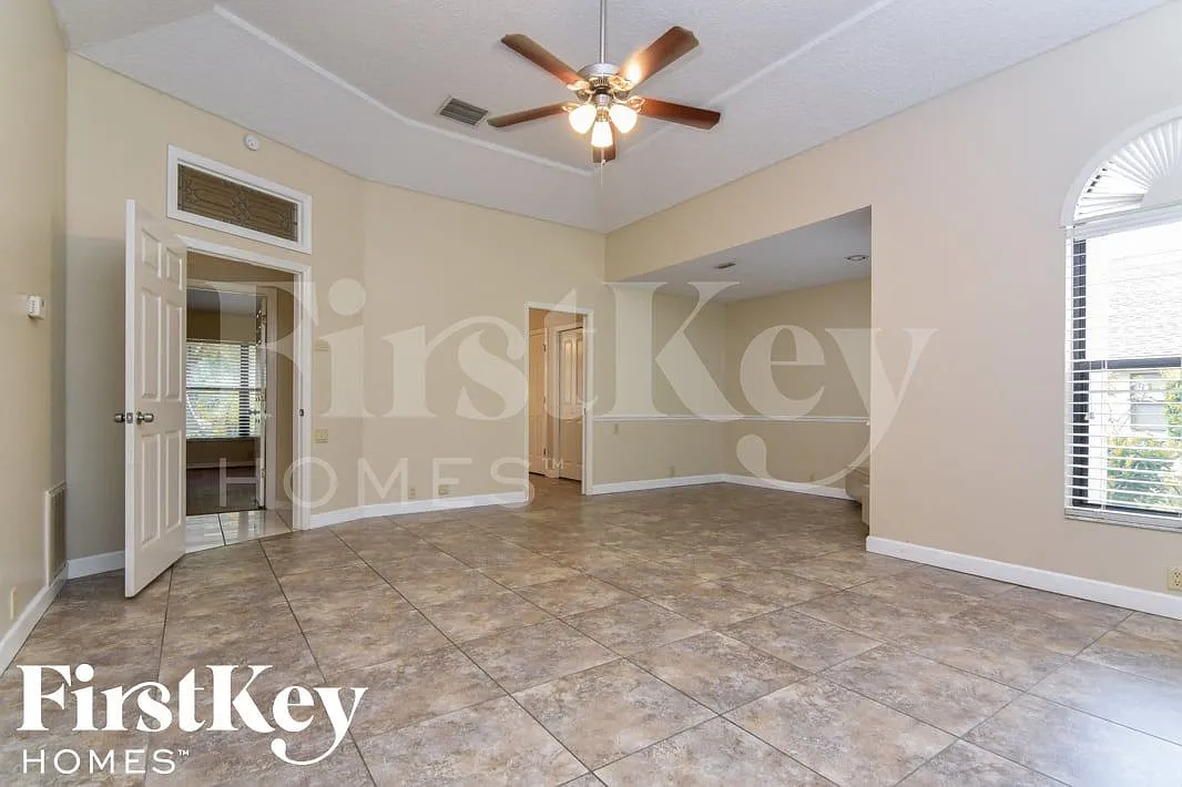 4 bed, 3.0 bath, 2618 sqft, $3,020 — Photo 4