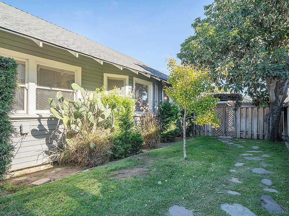 Side yard entrance from Mira Mar Street
