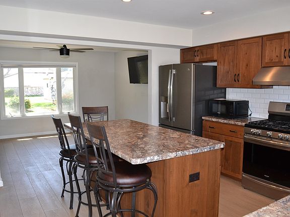 4th image of 862 Castle Rd