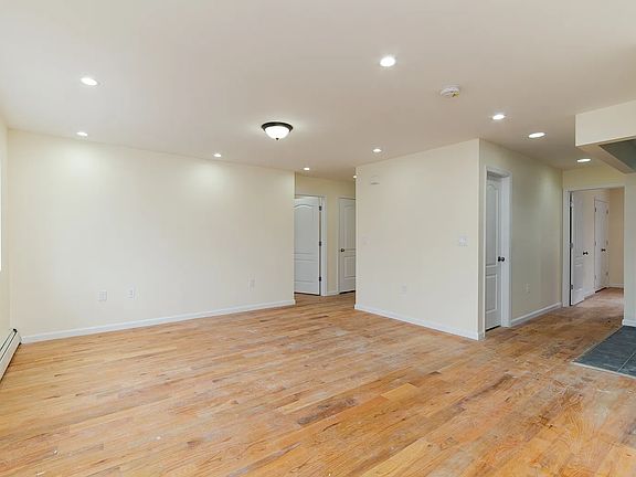 4th image of 16126 Baisley Blvd