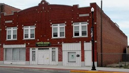 1st image of 206 W Grand Ave