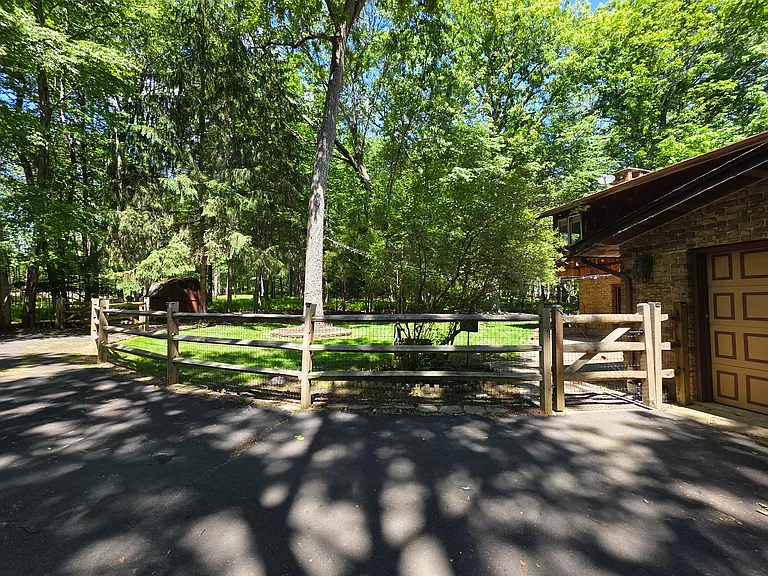197 Winchester Dr — Photo 3