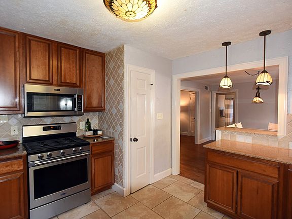 3rd image of 1213 Cary Ct